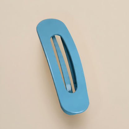 Einzelne mittelblaue matte Haarspange mit länglichem Ausschnitt auf hellem Hintergrund 14