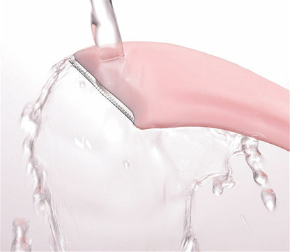 Rosa elektrischer Rasierer, wasserdicht, für Damen, Nahaufnahme mit fließendem Wasser.