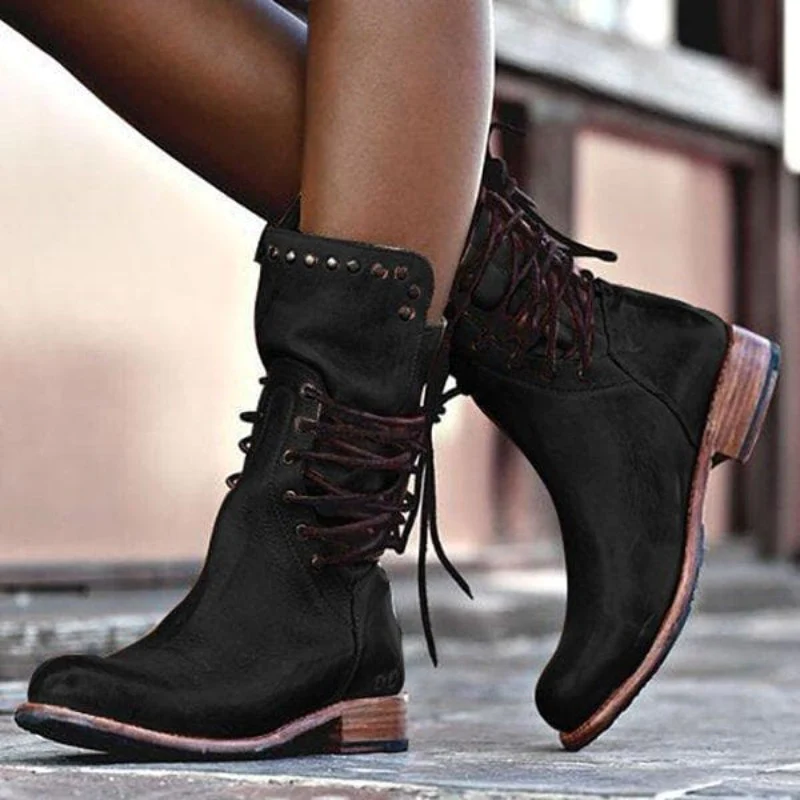 Schwarze Damenstiefel aus Leder mit Schnürung und Nieten, modisch und robust.