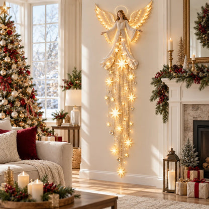 Die Engel-Wandleuchte hängt in einem Wohnzimmer zwischen Weihnachtsbaum und Kamin mit Girlande, Kerzen und verpackten Geschenken. 3