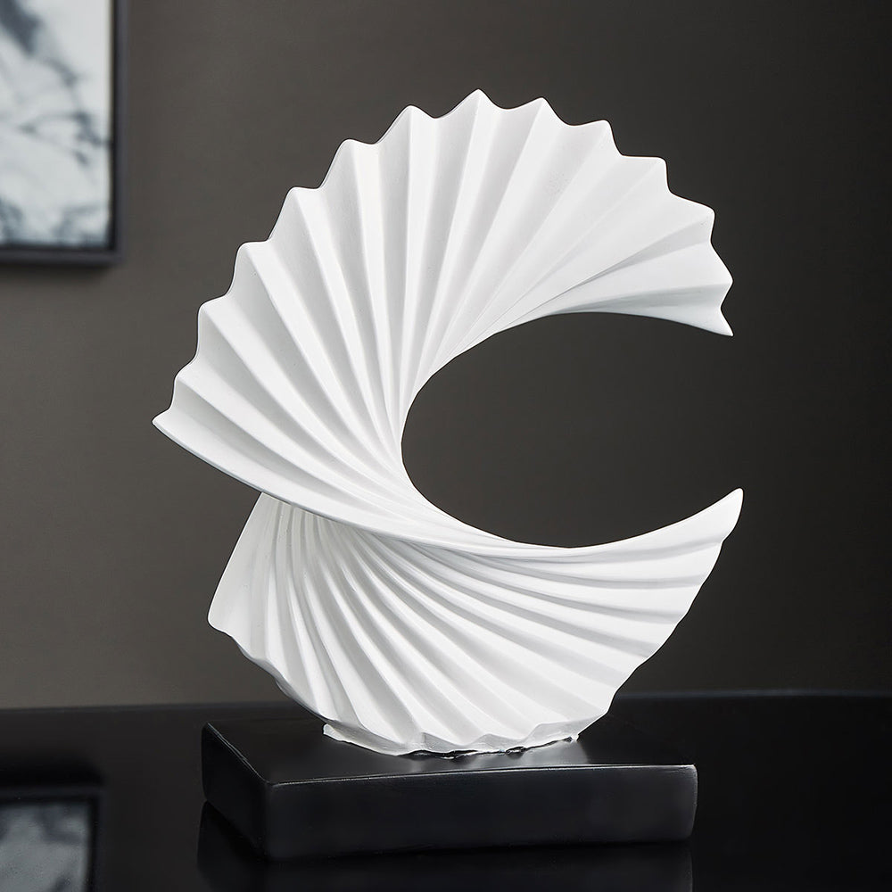 Weiße abstrakte Skulptur auf schwarzem Sockel, modernes Design, Wohnzimmerdekoration.