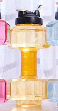Gelber Kunststoff-Seifenspender mit schwarzem Pumpkopf, transparentes Design, Badezimmerzubehör.