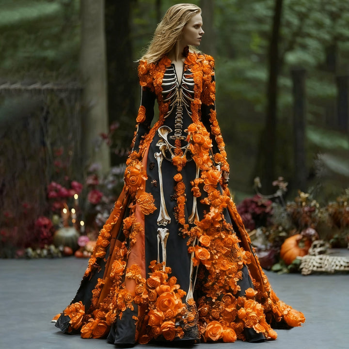 Frau mit blondem Haar trägt das schwarze Kleid mit Skelettdruck und orangefarbenen Rosenapplikationen im herbstlichen Waldsetting. 1