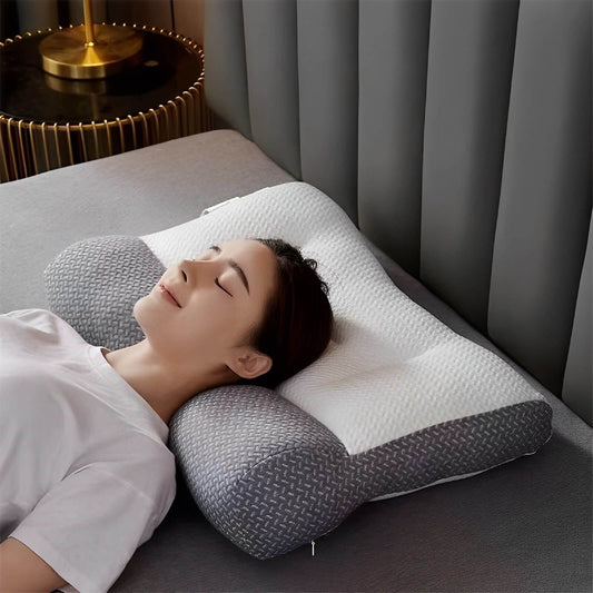 Frau schläft auf ergonomischem Nackenstützkissen, weiß-grau, Memory-Schaum, Schlafzimmer.