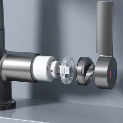 Grauer Wasserhahn mit abnehmbarem Griff, moderner Küchenarmatur, Edelstahl, minimalistisch.