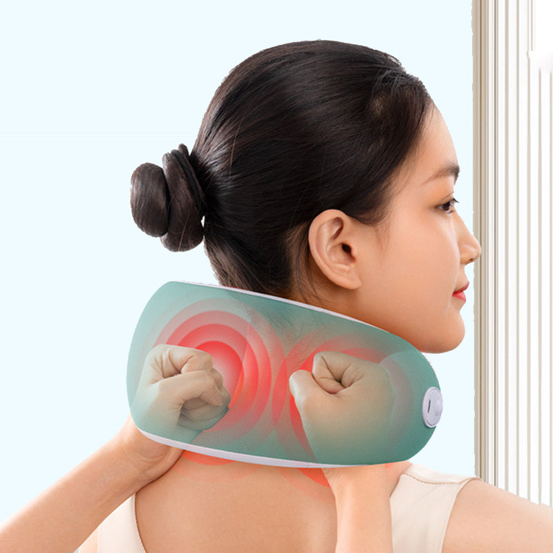 Frau mit Nackenmassagegerät, grün, ergonomisch, zur Schmerzlinderung, Wellness, Entspannung.