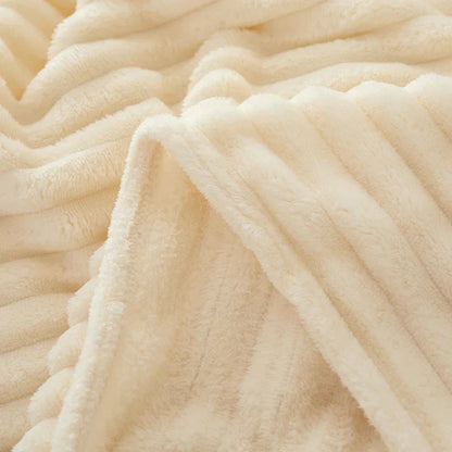 Weiche cremefarbene Fleecedecke, gestreift, gemütlich, warm, ideal für Sofa oder Bett.