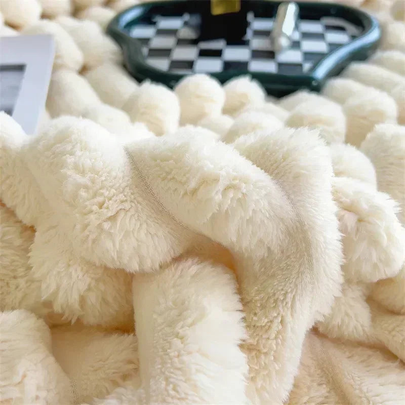 Weiche cremefarbene Plüschdecke, gemütlich, luxuriös, ideal für Wohnzimmer oder Schlafzimmer.