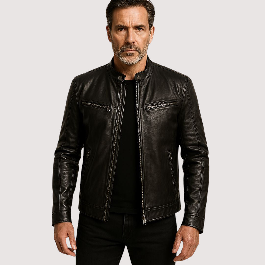 Mann mit grauem Bart trägt die schwarze Lederjacke offen über schwarzem Shirt, Frontansicht 1