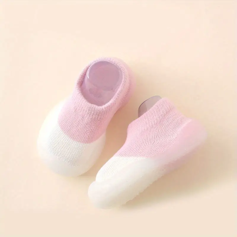 Rosa-weiße Babyschuhe aus Baumwolle, rutschfest, bequem, für Neugeborene.