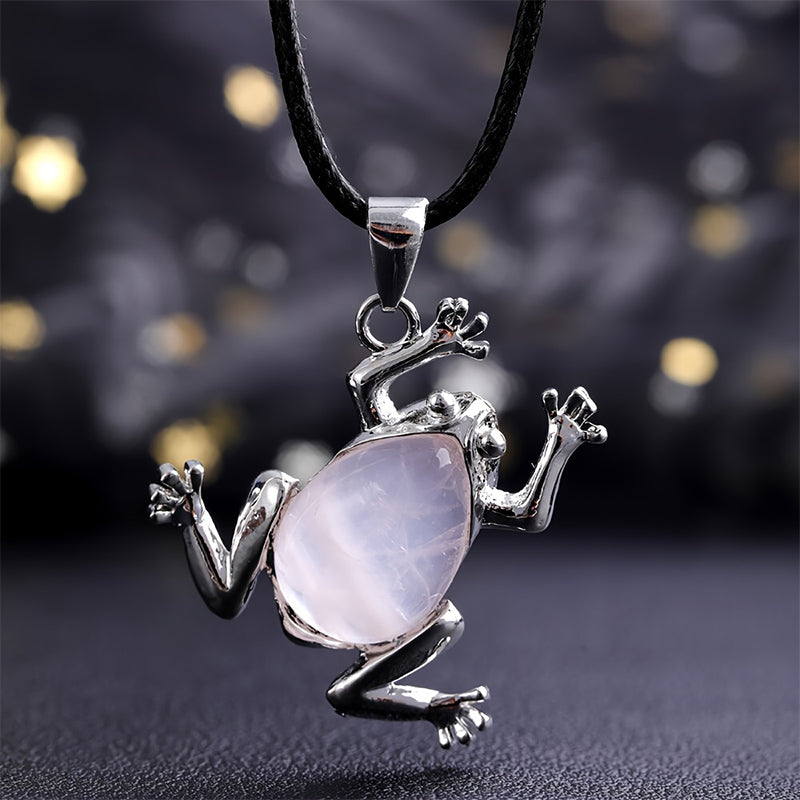 Silberner Frosch-Anhänger mit Rosenquarz, schwarzes Lederband, Schmuck für Damen.