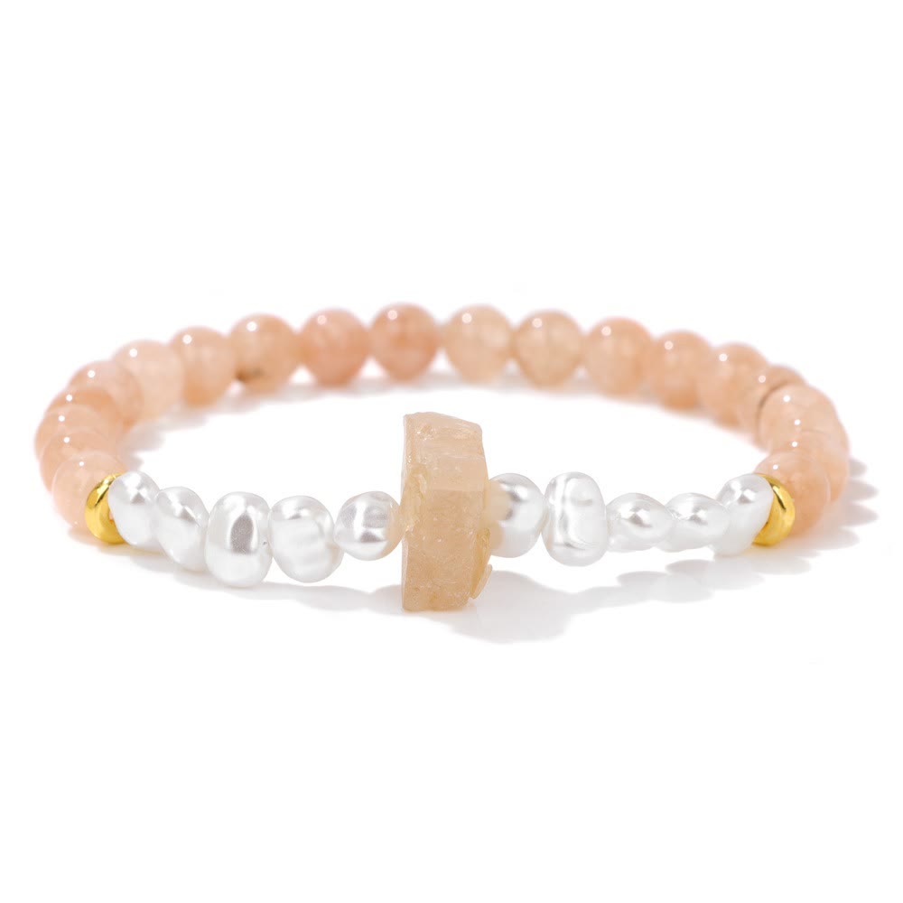 Perlenarmband mit rosa und weißen Perlen, goldenen Akzenten, elegantes Schmuckdesign.