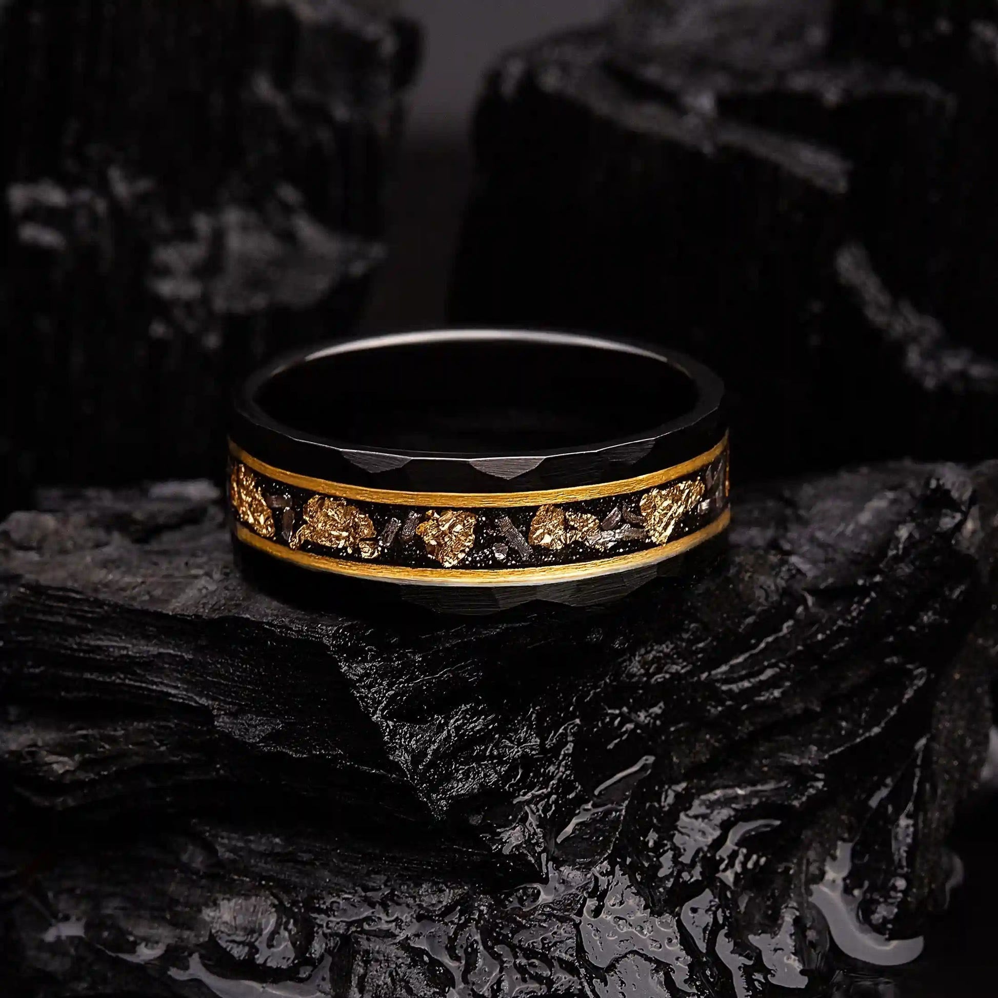 Schwarzer Wolframring mit goldenen Akzenten und Kohlefaser, stilvoller Herrenring.