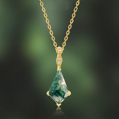 Goldene Halskette mit grünem Edelstein-Anhänger und Diamanten, eleganter Schmuck für Damen.