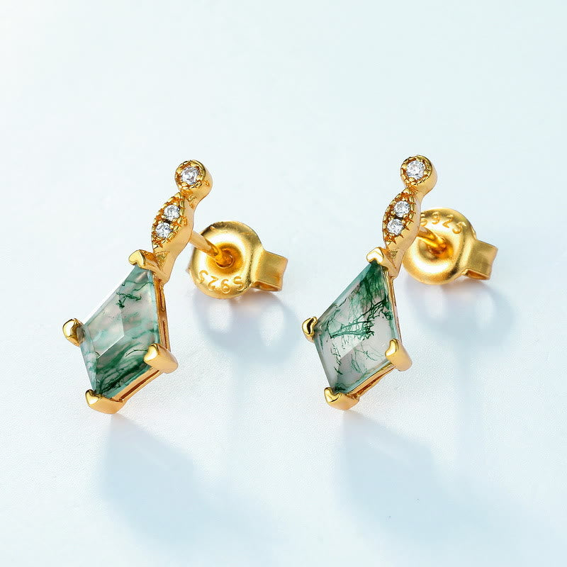 Goldene Ohrringe mit grünem Edelstein und Diamanten, eleganter Schmuck, luxuriöses Design.