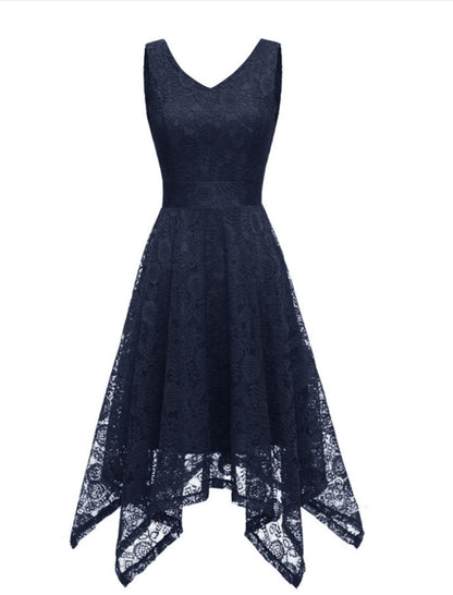 Dunkelblaues Spitzenkleid, ärmellos, asymmetrischer Saum, elegantes Abendkleid.