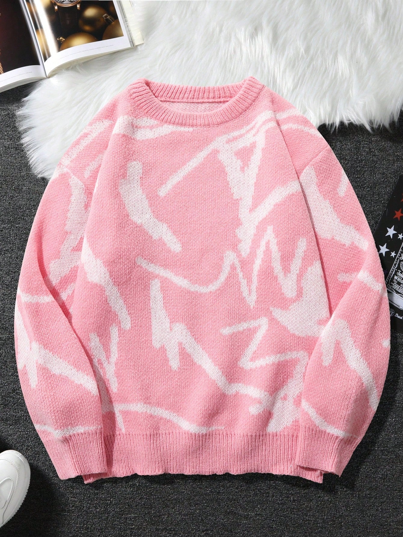 Rosa Strickpullover mit abstraktem Muster, Damenmode, weiches Material, Herbst-Winter-Trend.