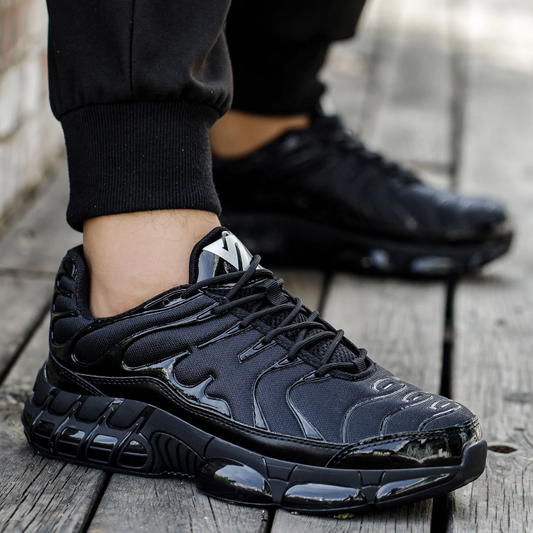 Schwarze Sneaker für Herren, sportlich, atmungsaktiv, mit dicker Sohle, ideal für Freizeit.