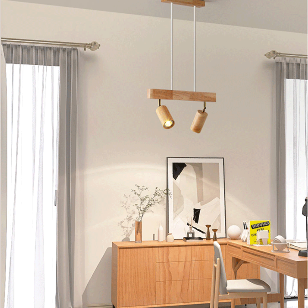 Moderne Holz-Pendelleuchte im Wohnzimmer, skandinavisches Design, natürliche Beleuchtung.