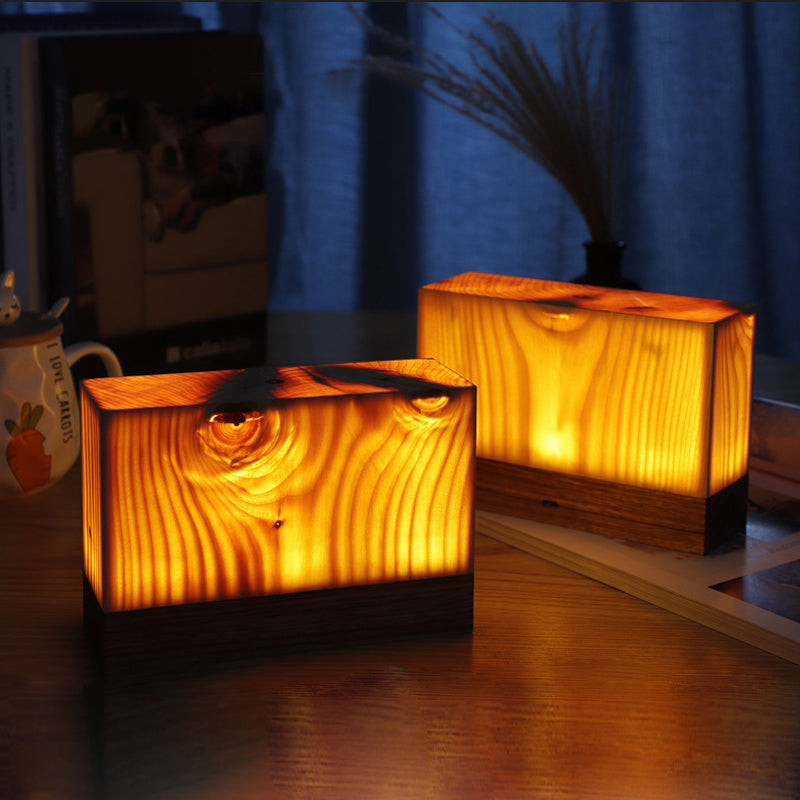 Zwei leuchtende Holzlampen auf Tisch, warmes Licht, dekorative Beleuchtung, modernes Design.