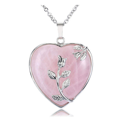 Herzförmiger Rosenquarz-Anhänger mit Silberkette und Blumenmotiv, eleganter Schmuck.