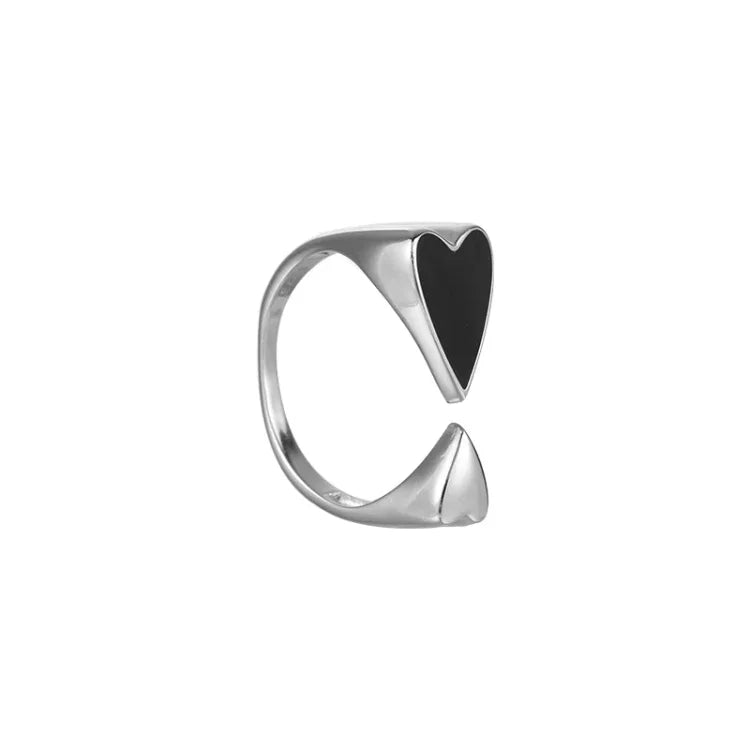 Silberring mit schwarzem Herz-Design, minimalistischer Schmuck, Edelstahl, modisch, elegant.