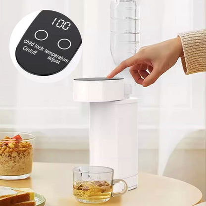 Weißer Wasserkocher mit digitalem Display, Temperaturregelung, Kindersicherung, moderne Küche.