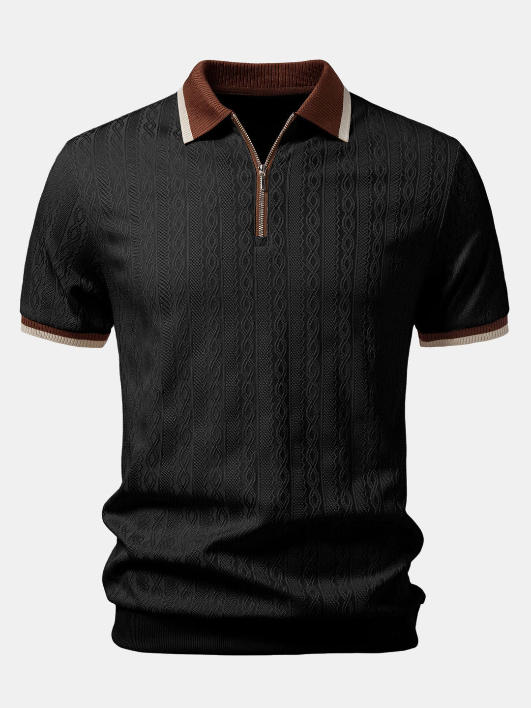 Vorderansicht des schwarzen Poloshirts mit Zopfstrick, braunem Kragen mit hellem Rand, Reißverschluss und gestreiften Ärmelabschlüssen. 3