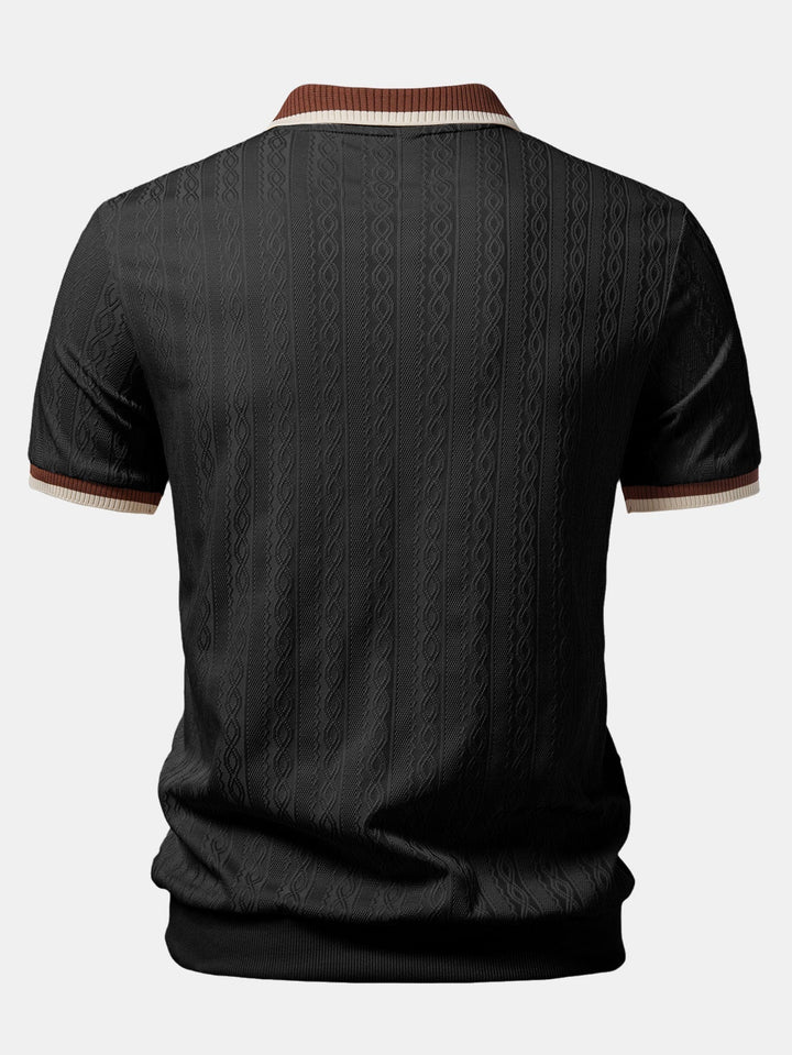 Rückansicht des schwarzen Poloshirts mit strukturiertem Zopfmuster, braun-beige abgesetztem Kragen und gestreiften Ärmelbündchen. 4