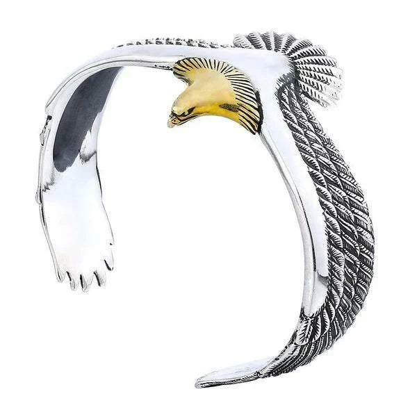 Silberarmreif mit Adlerdesign, goldener Akzent, handgefertigter Schmuck, Unisex-Armband.