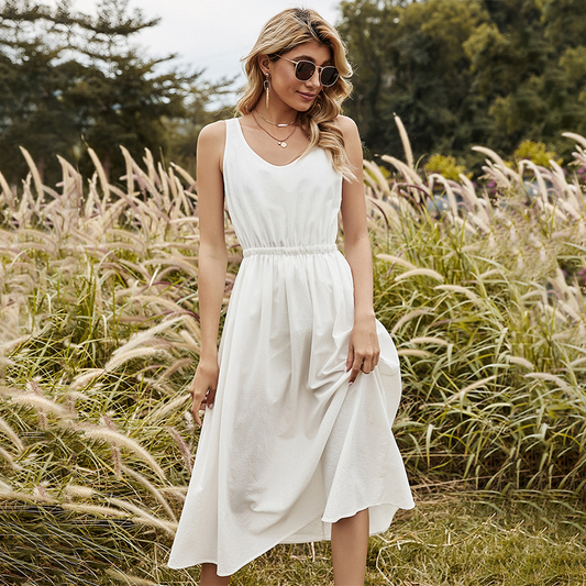 Frau in weißem Sommerkleid, Sonnenbrille, Naturhintergrund, Mode, Freizeitkleidung