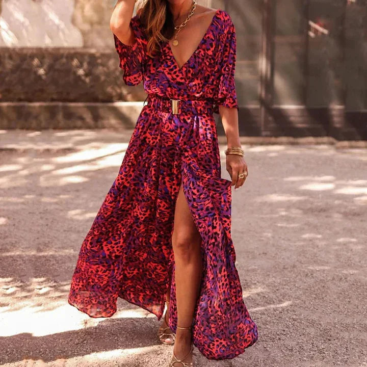 Frau in rotem, gemustertem Maxikleid mit Gürtel, Sommermode, elegantes Design, draußen.