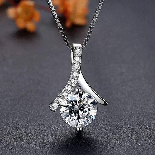 Silberne Halskette mit rundem Zirkonia-Anhänger, elegantes Schmuckdesign, Damenaccessoire.