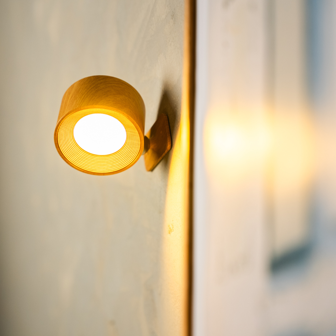 Wireless LED Wall Light with 360° Rotation, Touch Dimming, 3 Light Colors and USB-C Battery 15