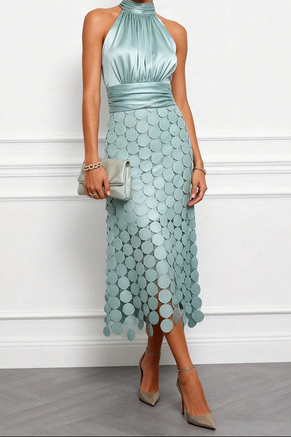 Dasselbe Kleid in zartem Mintgrün, getragen mit passender heller Clutch und graugrünen Pumps vor weißer Wand. 2