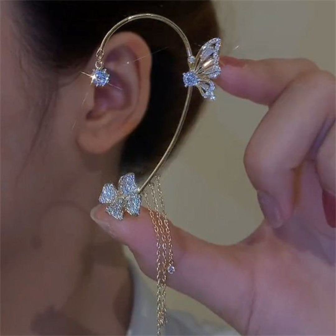 Goldener Ohrhänger mit Schmetterling und Blumen, funkelnde Kristalle, eleganter Schmuck.
