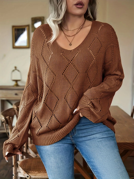 Frau in braunem Strickpullover mit Rautenmuster und blauer Jeans in gemütlichem Raum.