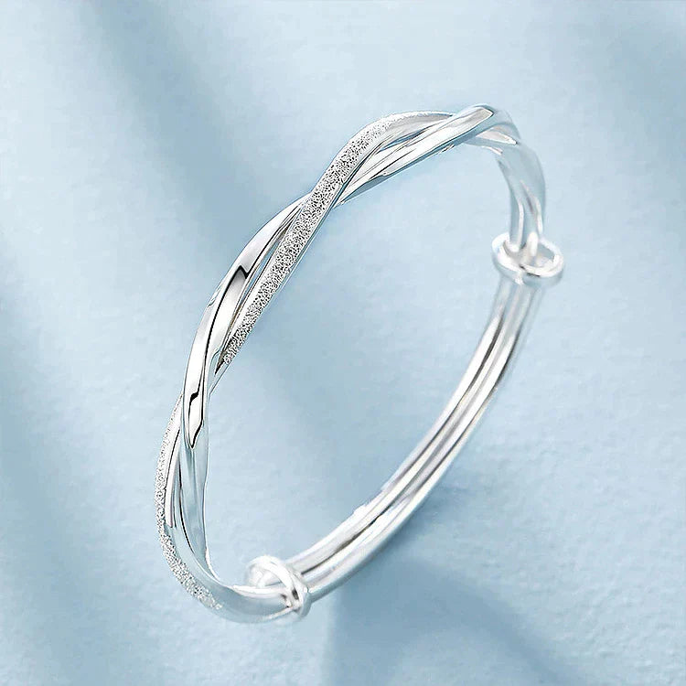 Silberarmband mit gedrehtem Design, eleganter Schmuck, Damenaccessoire, Geschenkidee.
