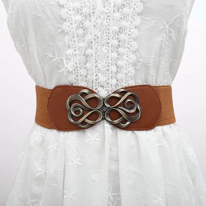 Brauner Gürtel mit Metallschnalle auf weißem Spitzenkleid, Damenmode Accessoire, elegant.