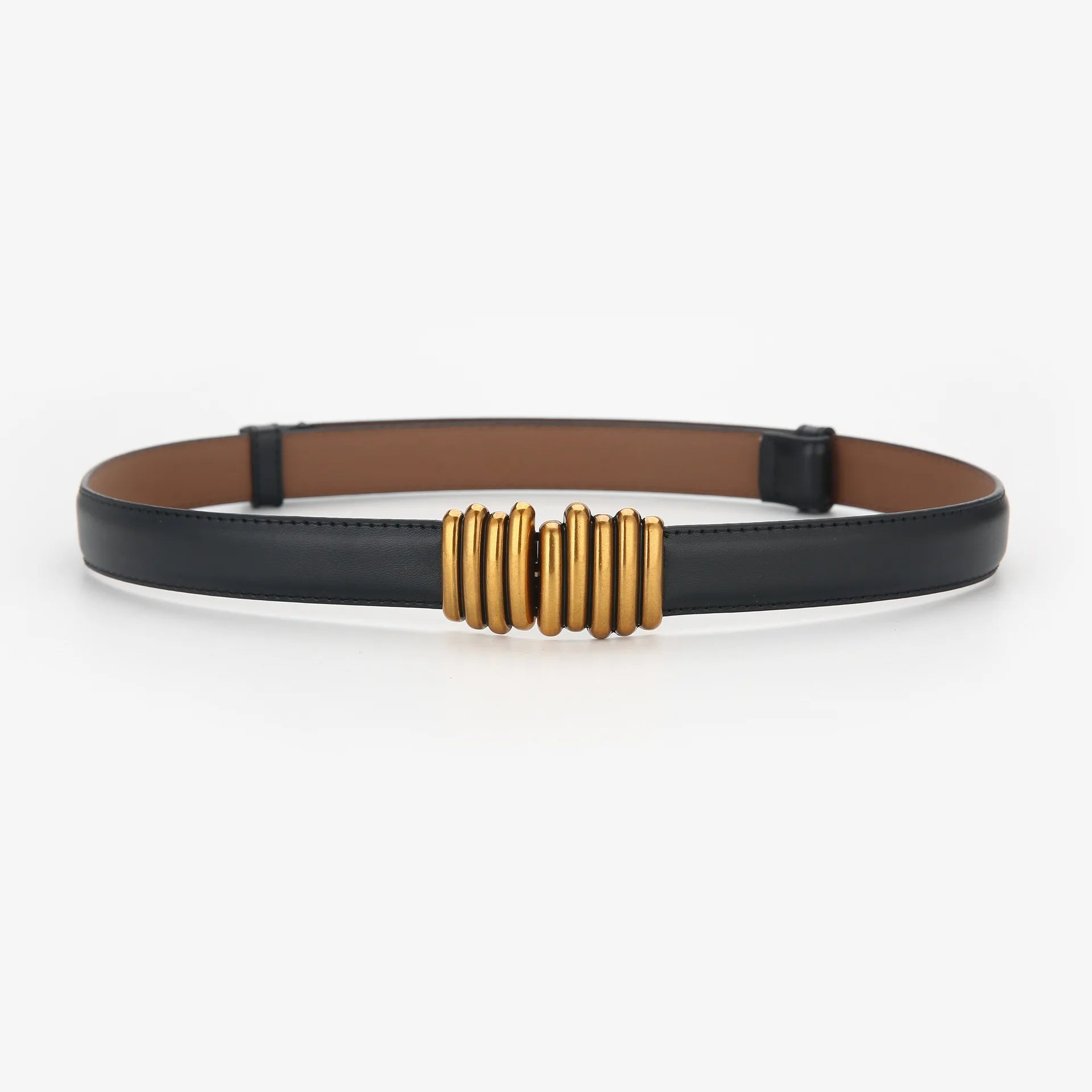 Schwarzer Ledergürtel mit goldener Schnalle, modisches Accessoire, elegant und stilvoll.