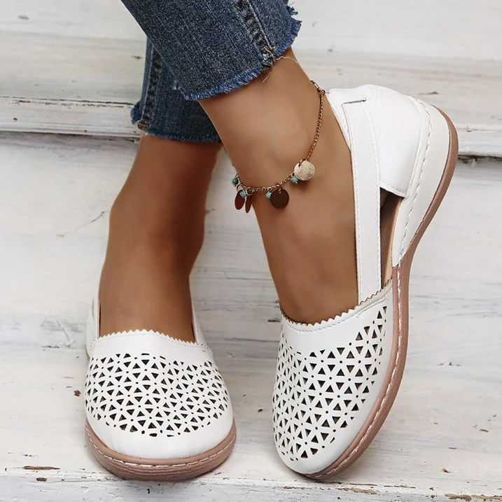 Weiße Damen-Sommerschuhe mit Lochmuster, flach, bequem, modisch, ideal für Freizeit.