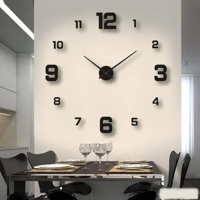 Große schwarze Wanduhr im modernen Esszimmer, minimalistisches Design, Dekoration, Zeitmesser.