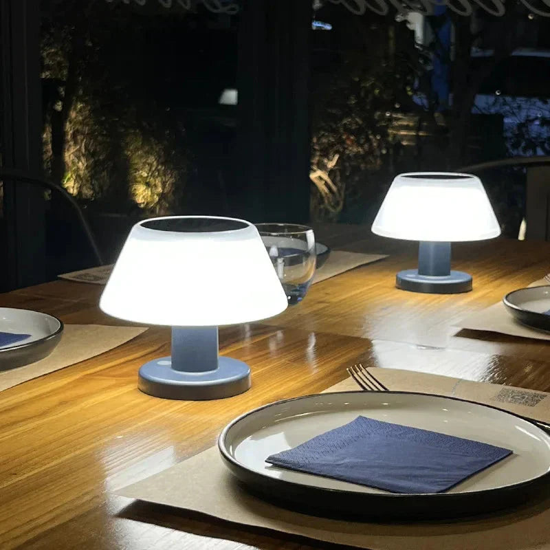 Zwei LED-Tischlampen auf Holztisch, modernes Design, warmweißes Licht, ideal für Esszimmer.