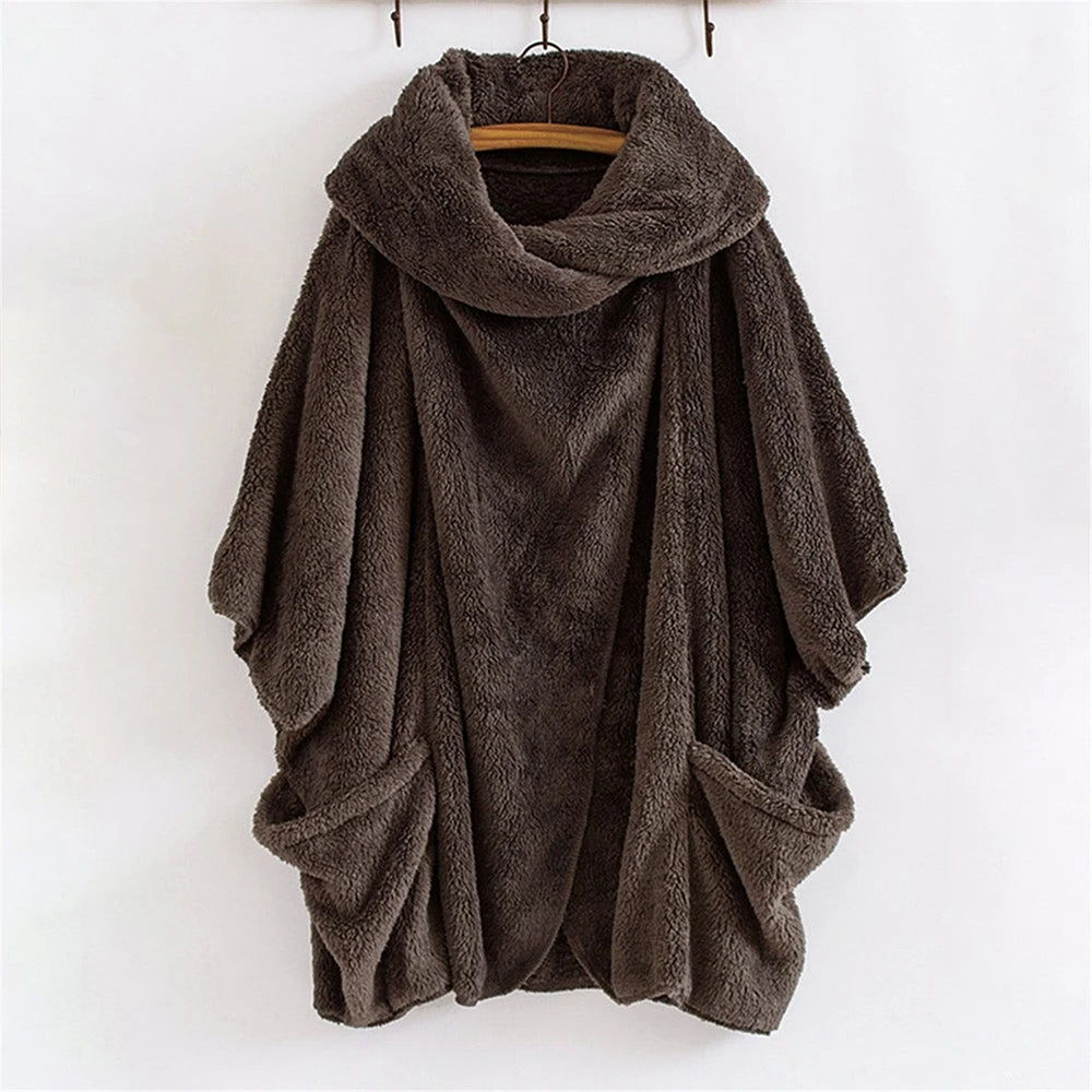 Brauner Fleece-Poncho mit Kapuze, gemütlich, warm, ideal für Herbst und Winter, Unisex-Design.
