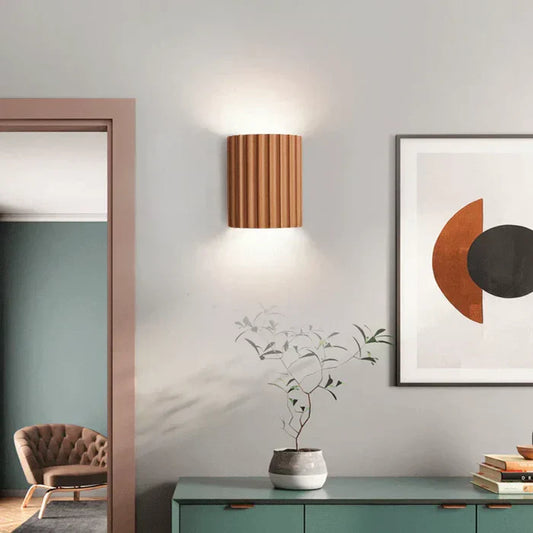Moderne Holz-Wandleuchte im Wohnzimmer, skandinavisches Design, beige Wand, minimalistische Dekoration.