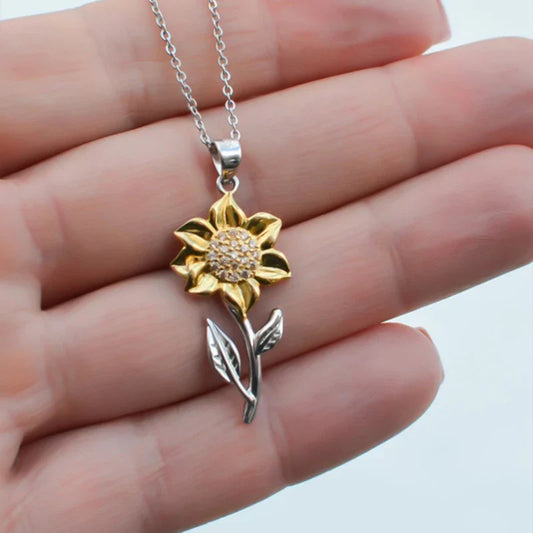 Silberkette mit goldener Sonnenblume-Anhänger, Damen-Schmuck, elegantes Design.