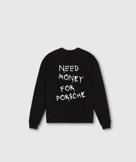 Schwarzer Pullover mit weißem Schriftzug "Need Money for Porsche" auf der Rückseite.