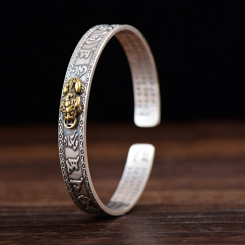Silberarmreif mit goldener Verzierung, tibetisches Design, handgefertigt, Unisex-Schmuck.