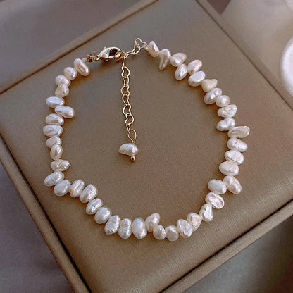 Perlenarmband aus Süßwasserperlen, goldener Verschluss, eleganter Schmuck, Damenaccessoire.