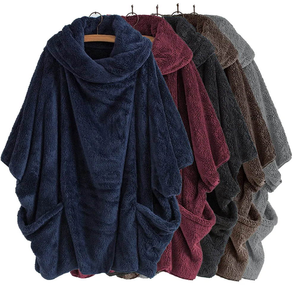 Flauschige Kapuzenponchos in Blau, Rot, Grau und Braun, ideal für gemütliche Abende.